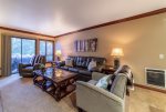 Snowbird 106: Spacious Living Room with Leather Couches 